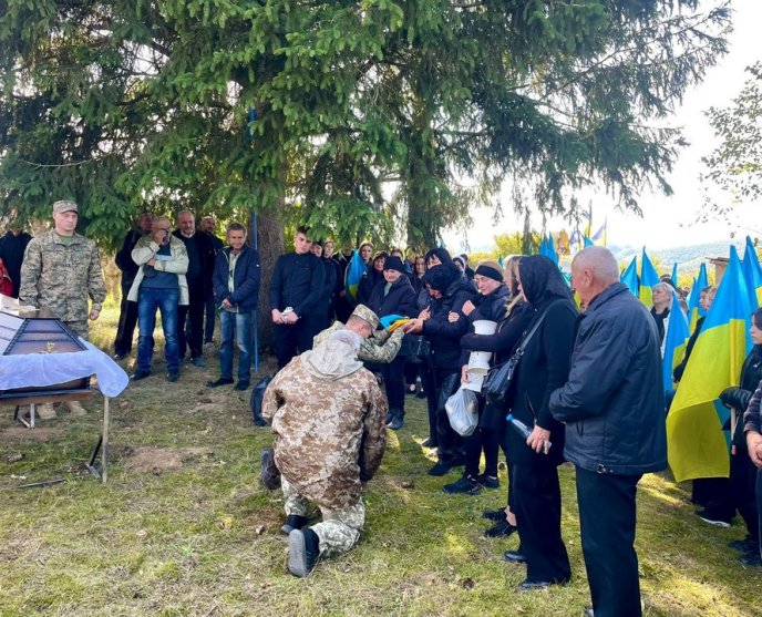 На Мукачівщині поховали захисника, який загинув у Харківській області – 03 У селі Кленовець поховали Героя