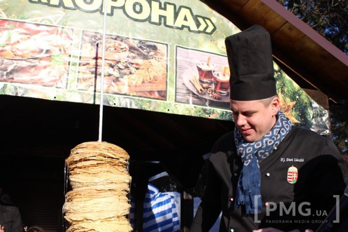 На "Варишській палачінті" у Мукачеві встановили найбільшу вежу з млинців на Закарпатті – 03