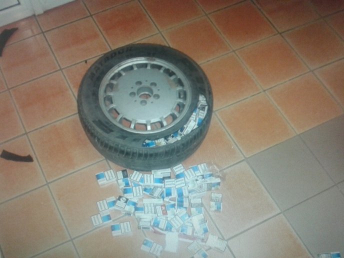 Закарпатські митники затримали угорця з контрабандними сигаретами у колесі – 03