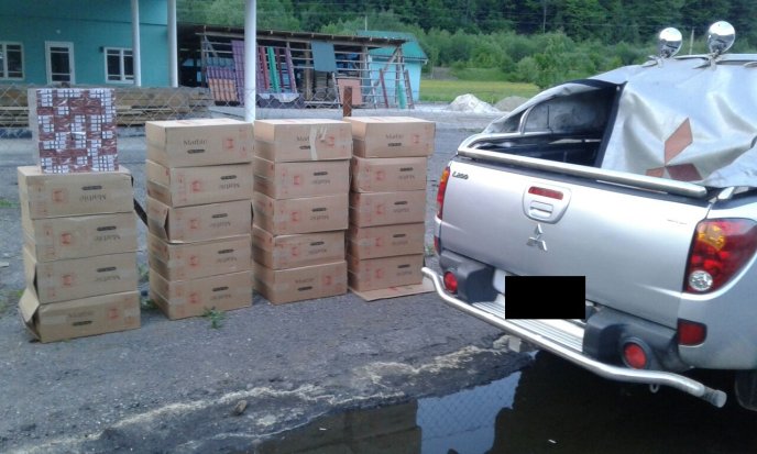 На Рахівщині прикордонники затримали контрабандиста, який перевозив 10 тисяч пачок сигарет – 06