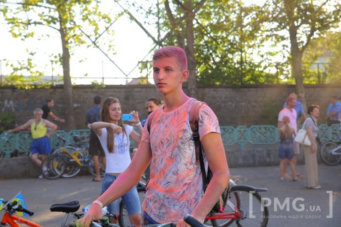 Велозаїзд у День Незалежності України та "кольоровий" флешмоб у Мукачеві: як це було – 26