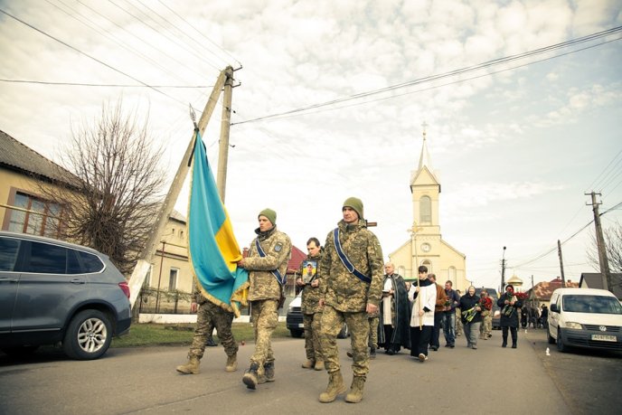 Влітку став на захист України: у Мукачівській громаді попрощались із Героєм – 07 Влітку став на захист України: у Мукачівській громаді попрощались із Героєм – 07