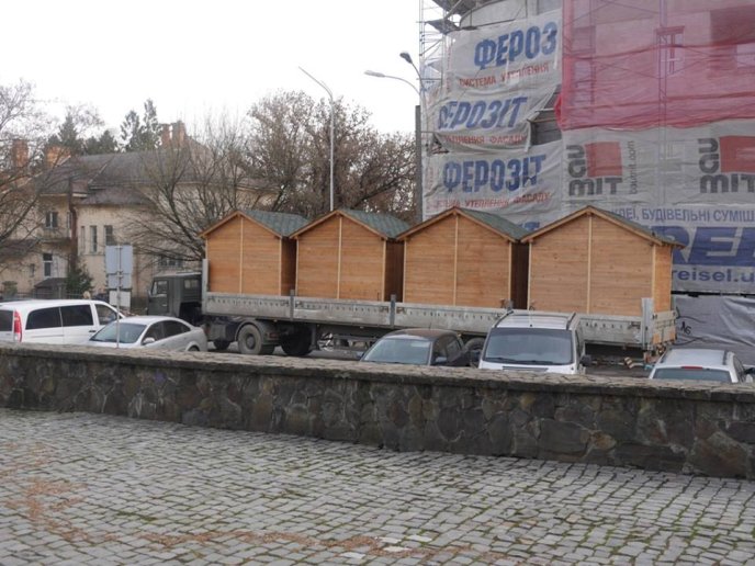 У центрі Ужгорода облаштовують будиночки для фестивалю-ярмарку "Медовуха Фест" – 01