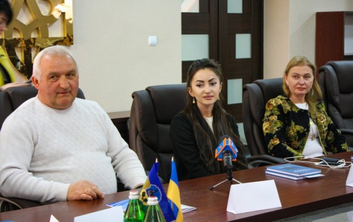 В Ужгороді за «круглим столом» обговорили найактуальніші екологічні проблеми Закарпаття – 06 В Ужгороді за «круглим столом» обговорили найактуальніші екологічні проблеми Закарпаття – 06