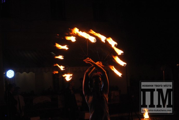 Театр вогню "Dragonfly" вже вдруге виступив у Мукачеві (ФОТОРЕПОРТАЖ) – 12