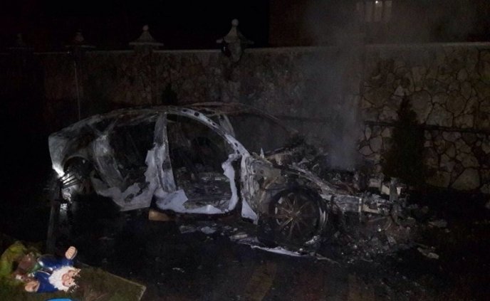 Ромські розбірки на Закарпатті: вночі підпалили автомобіль "Audi A7" – 01