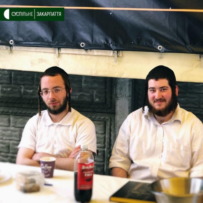 Хасиди прилетіли на Закарпаття, аби відвідати могили родичів – 01