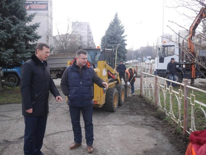 На вулицях Ужгорода почала працювати нова комунальна техніка – 03 На вулицях Ужгорода почала працювати нова комунальна техніка – 03