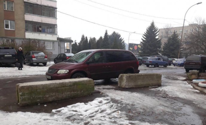 В Ужгороді прибрали обмежувачі руху автотранспорту – 02
