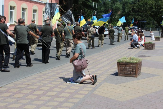 В одному з міст Закарпаття провели в останню путь полеглого захисника – 01