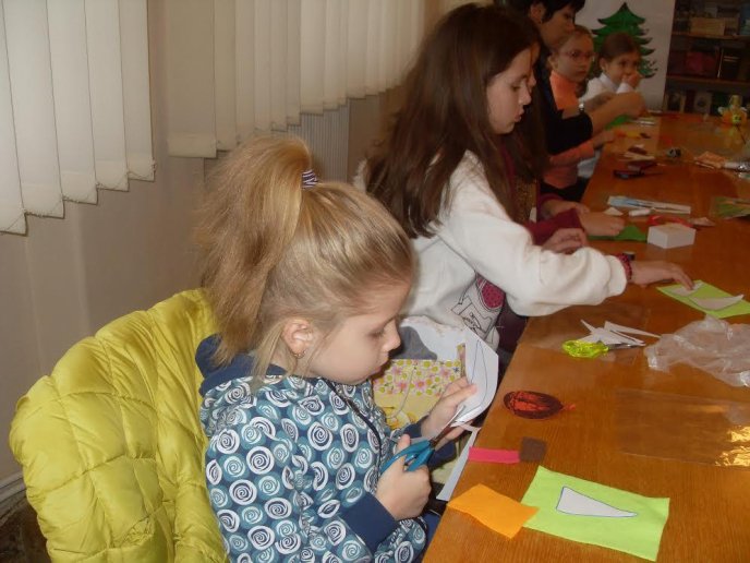 В Ужгородській міській бібліотеці виготовляли ялинкові прикраси – 02 В Ужгородській міській бібліотеці виготовляли ялинкові прикраси – 02