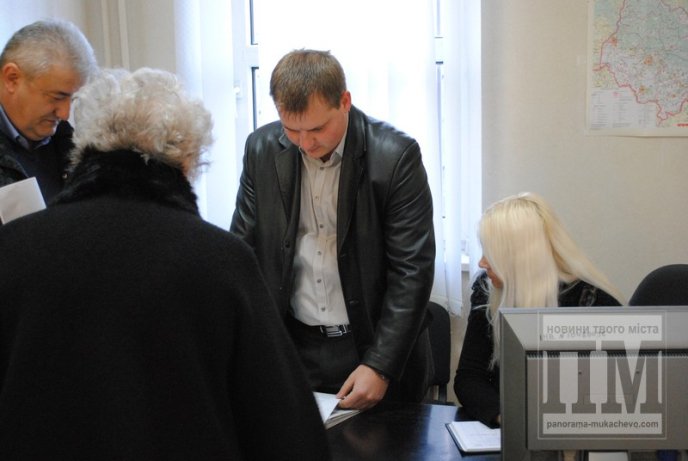 Пікет під Мукачівським міським управлінням Державного казначейства: закриті двері та зниклий керівник (ФОТО,ВІДЕО) – 18 Пікет під Мукачівським міським управлінням Державного казначейства: закриті двері та зниклий керівник (ФОТО,ВІДЕО) – 18