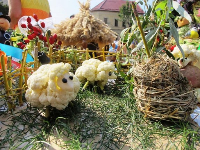 У центрі Ужгорода проходить креативна виставка осінніх дарів "СмачноФест" – 06