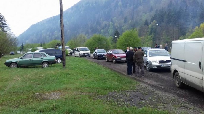 Обурені закарпатці перекрили дорогу "Хуст-Долина" – 04
