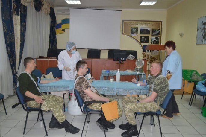 Прикордонники здавали кров, щоб врятувати чуже життя – 09