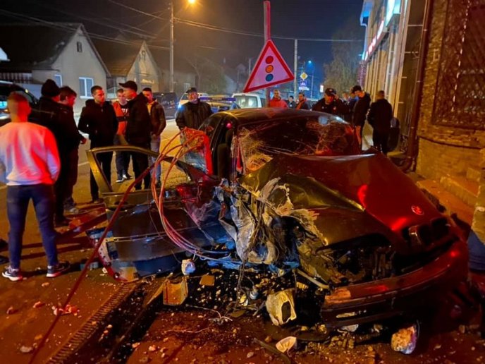 Водій на шаленій швидкості врізався у бетонний стовп: фото з місця події – 04