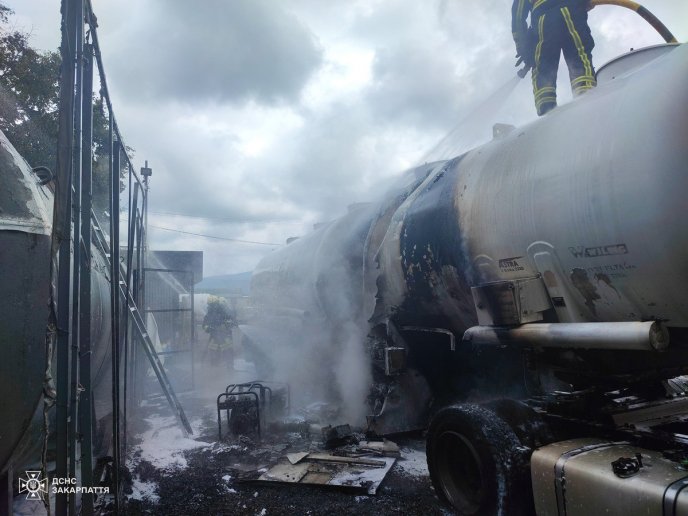 28 вогнеборців гасили пожежу, яка спалахнула на АЗС у Чинадієві – 03