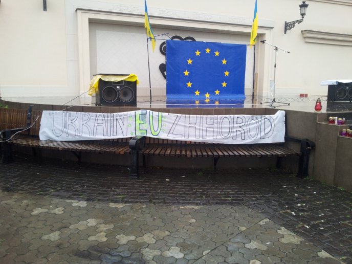 В Ужгороді люди також зібрались на Євромайдан (ФОТО) – 03