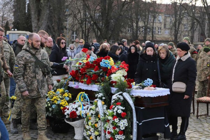 Ужгород навколішки провів в останню дорогу захисника – 04