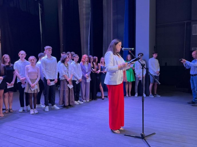 У Мукачеві нагородили випускників одинадцятих класів – 06