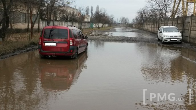 Вулиця в районі туристичної родзинки Мукачева жахає своїми ямами – 08 Вулиця в районі туристичної родзинки Мукачева жахає своїми ямами – 08