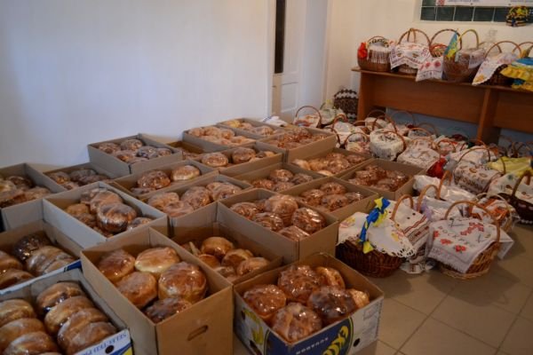 Волонтери Тячівщини провели акцію "Приготуймо великодній кошик для солдата" (ФОТО) – 04