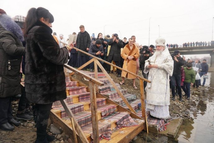 Як у Мукачеві на Водохреща у води Латориці занурювались – 06