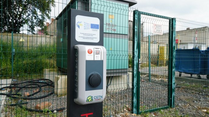 У Мукачеві встановили зарядний пристрій для електроавтомобілів – 01