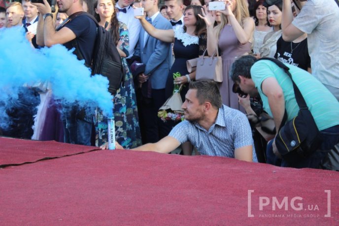 Мукачівські випускники станцювали прощальний вальс у центрі міста – 31