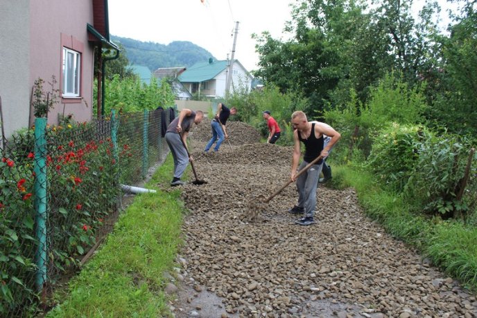 На Тячівщині люди самотужки відремонтували дві комунальні вулиці – 02