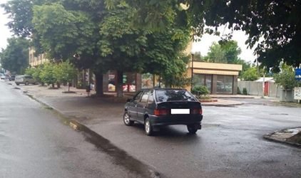 В Ужгороді біля супермаркету евакуювали "оленя" – 02