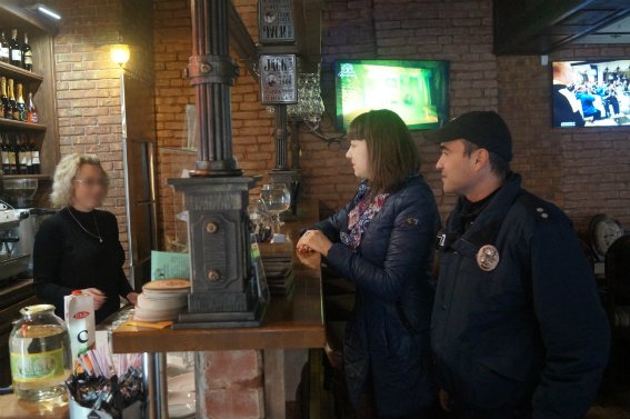 Поліцейські притягнули до відповідальності торговця, який продавав дітям сигарети – 02 Поліцейські притягнули до відповідальності торговця, який продавав дітям сигарети – 02