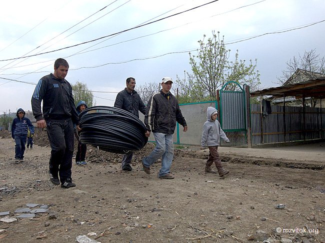 Мукачівські роми самотужки почали прокладати водогін на території поселення (ФОТО) – 06