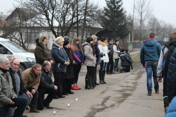 На колінах зі сльозами на очах полеглого "кіборга" зустріли мешканці рідної Ільниці (ФОТО) – 06