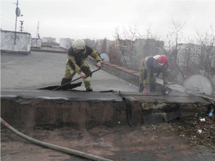 Пожежа в багатоповерхівці Ужгорода: рятувальники підозрюють, що сміття міг хтось підпалити – 02 Пожежа в багатоповерхівці Ужгорода: рятувальники підозрюють, що сміття міг хтось підпалити – 02