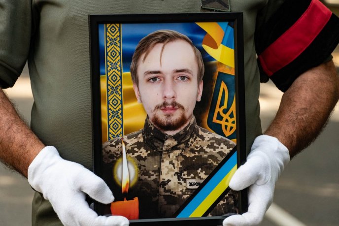 В Ужгороді попрощались із 28-річним солдатом, який добровольцем пішов на війну – 01