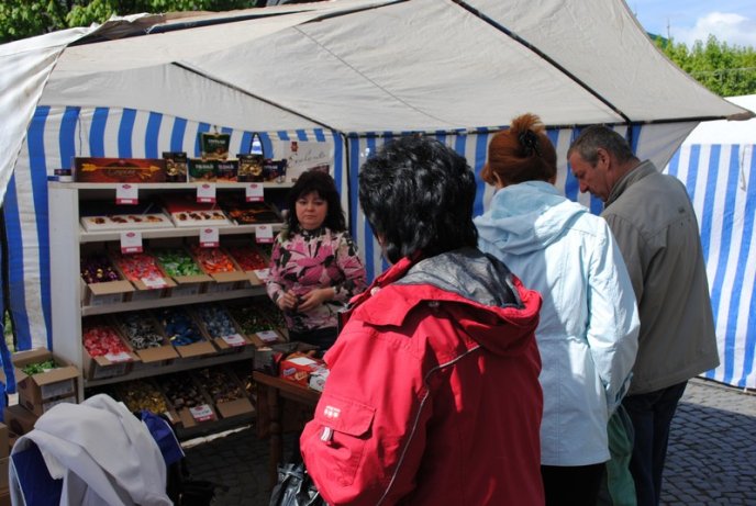 Передпасхальна ярмарка стартувала на центральній площі Мукачева (ФОТО) – 01