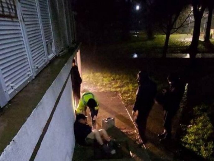 В одному з парків Мукачева знайшли чоловіка у безпорадному стані – 04