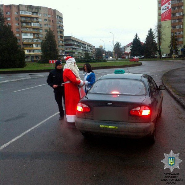 Дід Мороз і Снігурочка зупиняли водіїв в Ужгороді – 09