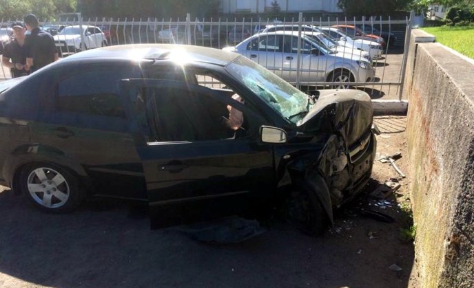 Жахлива ДТП у Мукачеві: біля МДУ "Шевроле" влетіло у бетонну стіну – 01