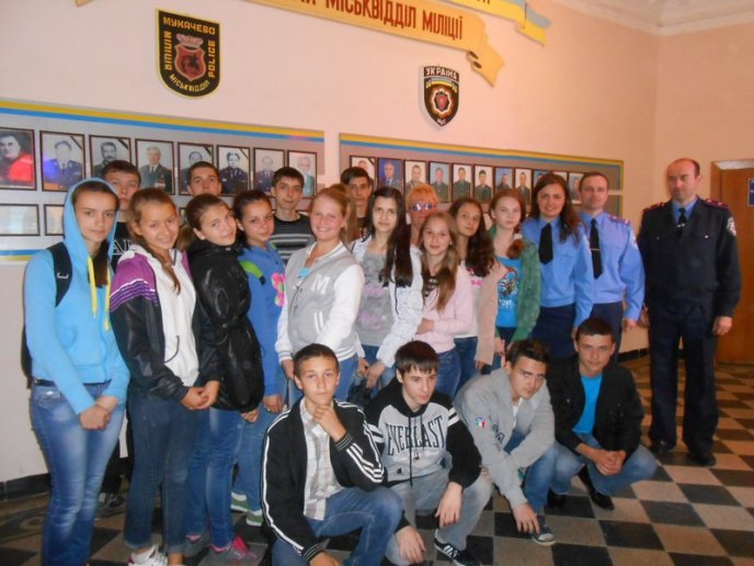 Мукачівські школярі відвідали міськвідділ міліції (ФОТО) – 01