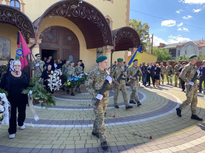 На Закарпатті поховали воїна, який загинув у боях з російськими окупантами – 03