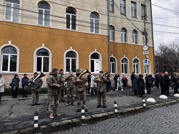 Мукачівці навколішках прощалися із полеглим Героєм – 07