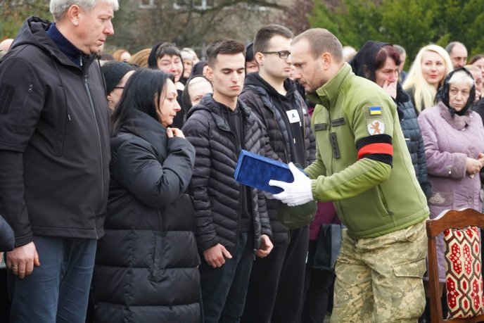 Сьогодні поховали захисника, який загинув у жовтні минулого року – 04