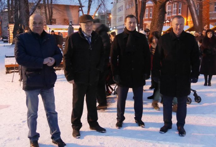 Біля колишньої ужгородської синагоги урочисто запалили ханукальну менору – 01