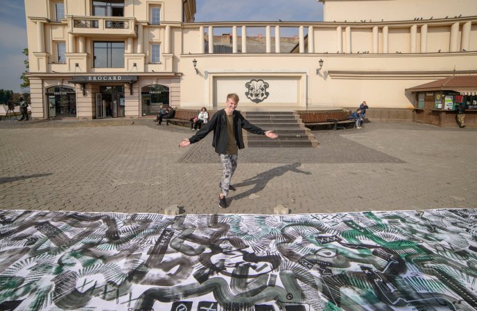 Хлопець зі Львова влаштував у центрі Ужгорода арт-шоу – 01