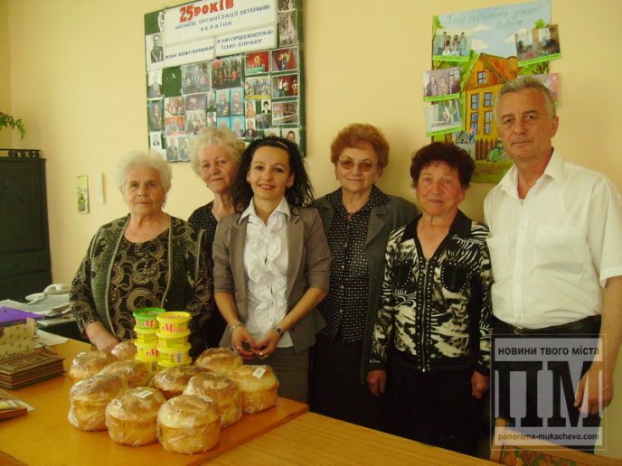 Місцевий осередок ВО "Батьківщина" роздавав безкоштовно паски (ФОТО) – 02