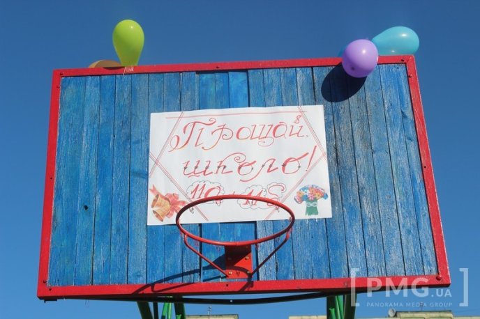 У Мукачівській ЗОШ №11 урочисто відзначили свято останнього дзвоника – 01 У Мукачівській ЗОШ №11 урочисто відзначили свято останнього дзвоника – 01