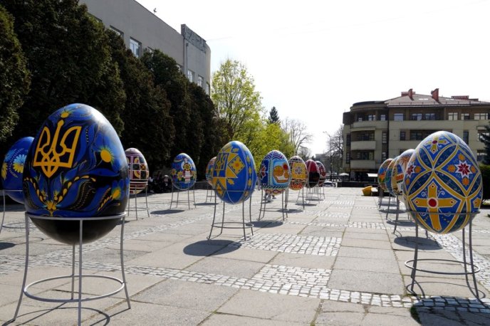 На площі Поштовій з’явилися унікальні писанки / фото: Ужгородська міська рада