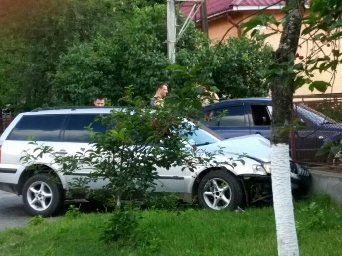 В Іршаві автомобіль врізався в огорожу – 04 В Іршаві автомобіль врізався в огорожу – 04